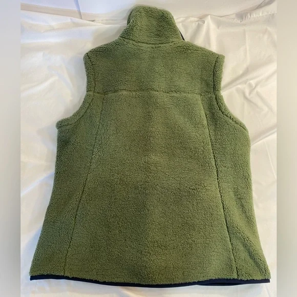 North Face Vest  shade is green I don’t know the name - Picture 4 of 6